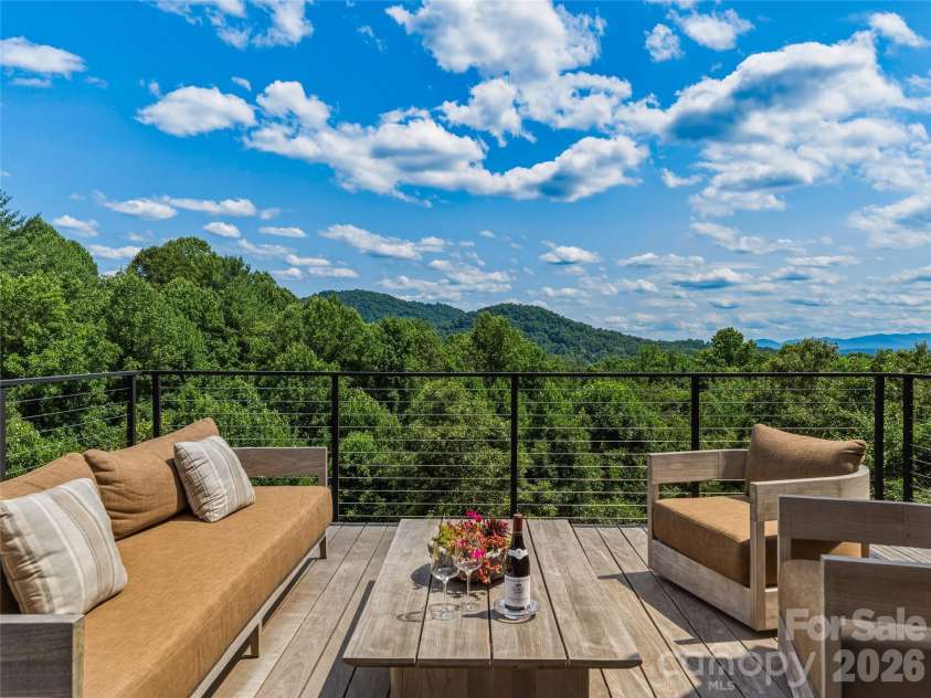 47 Garland Drive, Asheville, NC 28804.  MLS# CAR4391686, YatesRealty ID 35093. 