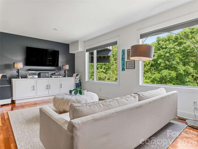 47 Garland Drive, Asheville, NC 28804.  MLS# CAR4391686, YatesRealty ID 35093. 