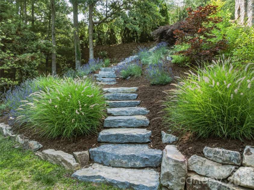 47 Garland Drive, Asheville, NC 28804.  MLS# CAR4391686, YatesRealty ID 35093. 