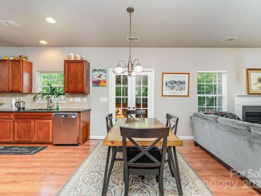 9006 Gailes Drive, Charlotte, NC 28278.  MLS# CAR4276201, YatesRealty ID 35097. 