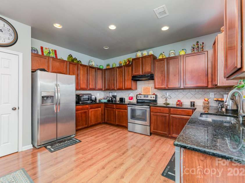 9006 Gailes Drive, Charlotte, NC 28278.  MLS# CAR4276201, YatesRealty ID 35097. 