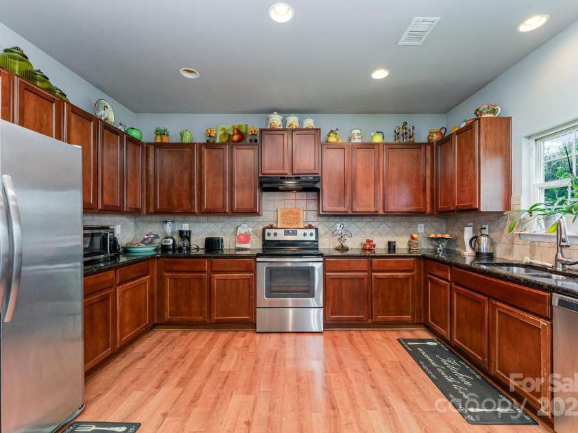 9006 Gailes Drive, Charlotte, NC 28278.  MLS# CAR4276201, YatesRealty ID 35097. 