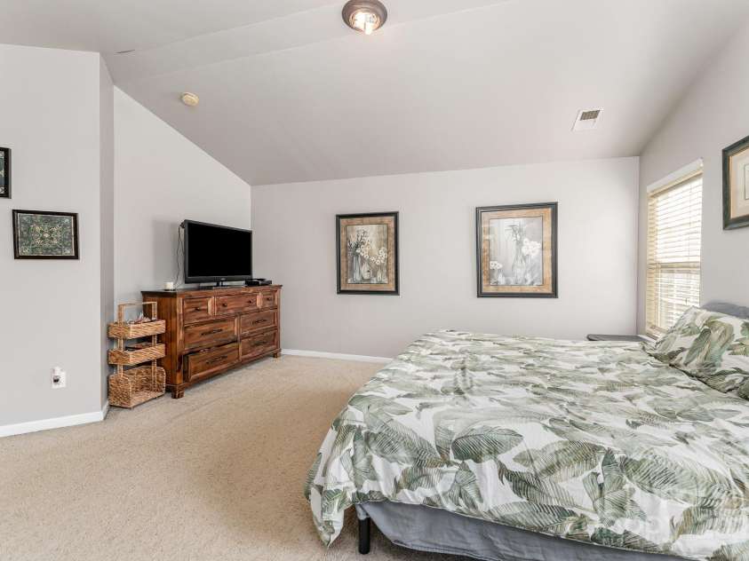 9006 Gailes Drive, Charlotte, NC 28278.  MLS# CAR4276201, YatesRealty ID 35097. 