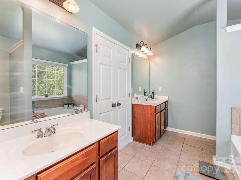 9006 Gailes Drive, Charlotte, NC 28278.  MLS# CAR4276201, YatesRealty ID 35097. 