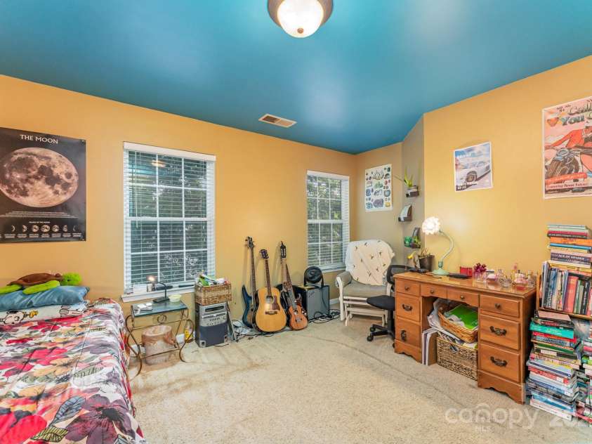 9006 Gailes Drive, Charlotte, NC 28278.  MLS# CAR4276201, YatesRealty ID 35097. 
