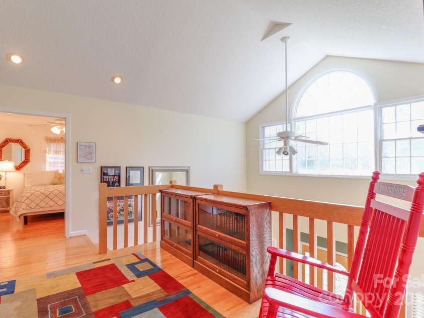 51 Windy Acres Drive, Fairview, NC 28730.  MLS# CAR4297537, YatesRealty ID 35098. Sitting area