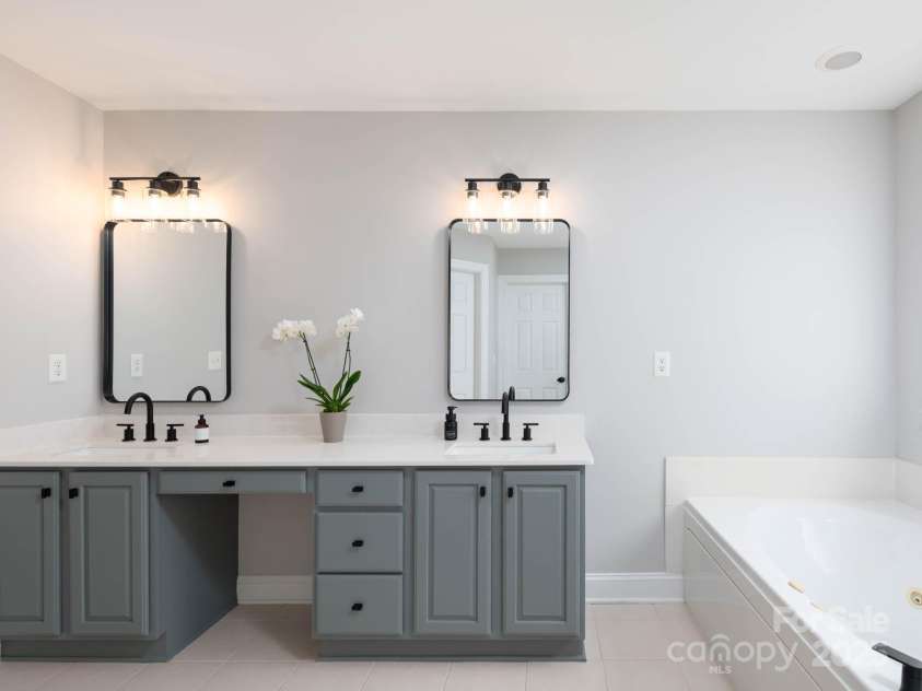 19112 Glouster Court, Cornelius, NC 28031.  MLS# CAR4291361, YatesRealty ID 35099. Spacious primary bath with jetted tub