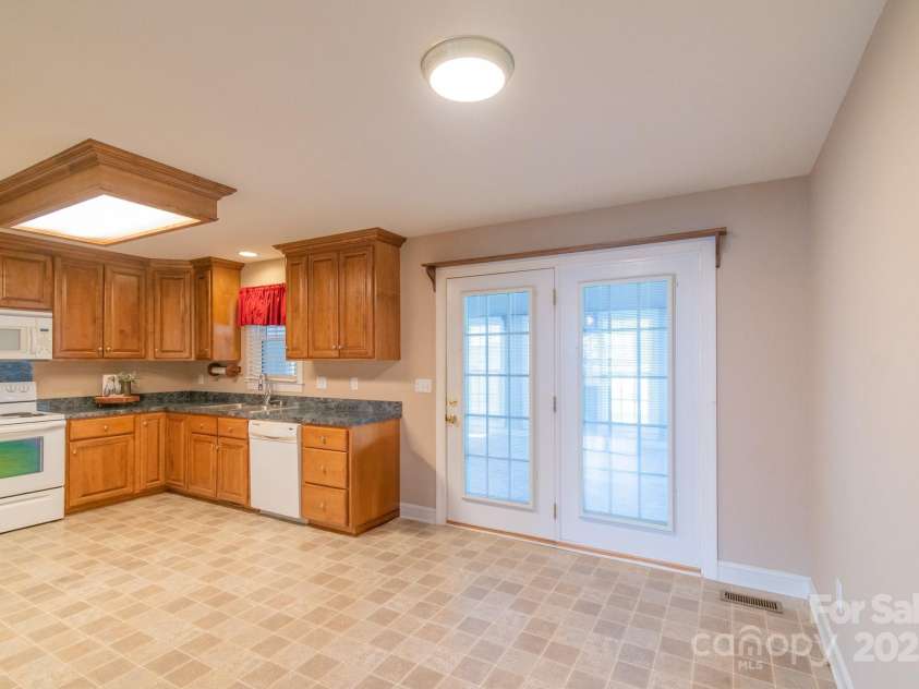1243 Glory Court, Oakboro, NC 28129.  MLS# CAR4219017, YatesRealty ID 3510. Kitchen/Breakfast