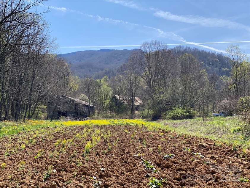 353 Perkins Road, Bakersville, NC 28705.  MLS# CAR4297635, YatesRealty ID 35104. 