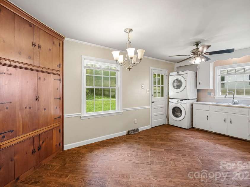 1429 Tarrington Avenue, Charlotte, NC 28205.  MLS# CAR4294038, YatesRealty ID 35107. 