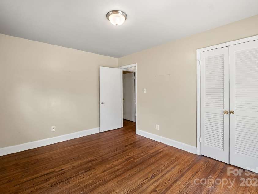1429 Tarrington Avenue, Charlotte, NC 28205.  MLS# CAR4294038, YatesRealty ID 35107. 