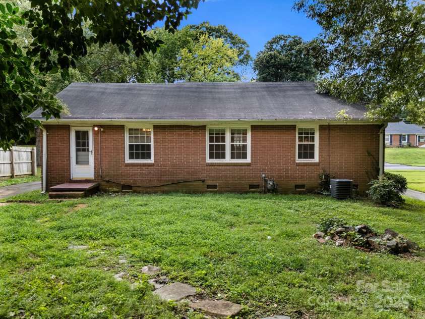 1429 Tarrington Avenue, Charlotte, NC 28205.  MLS# CAR4294038, YatesRealty ID 35107. 