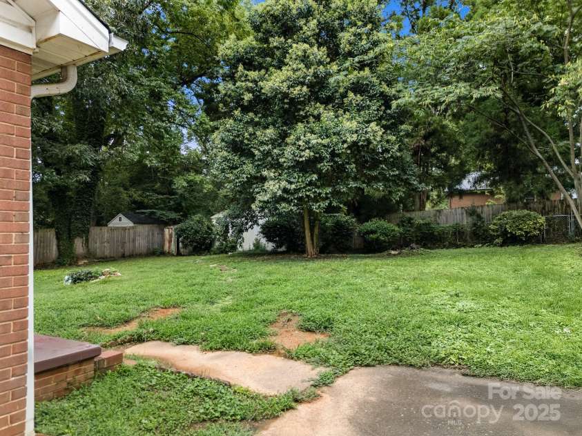 1429 Tarrington Avenue, Charlotte, NC 28205.  MLS# CAR4294038, YatesRealty ID 35107. 