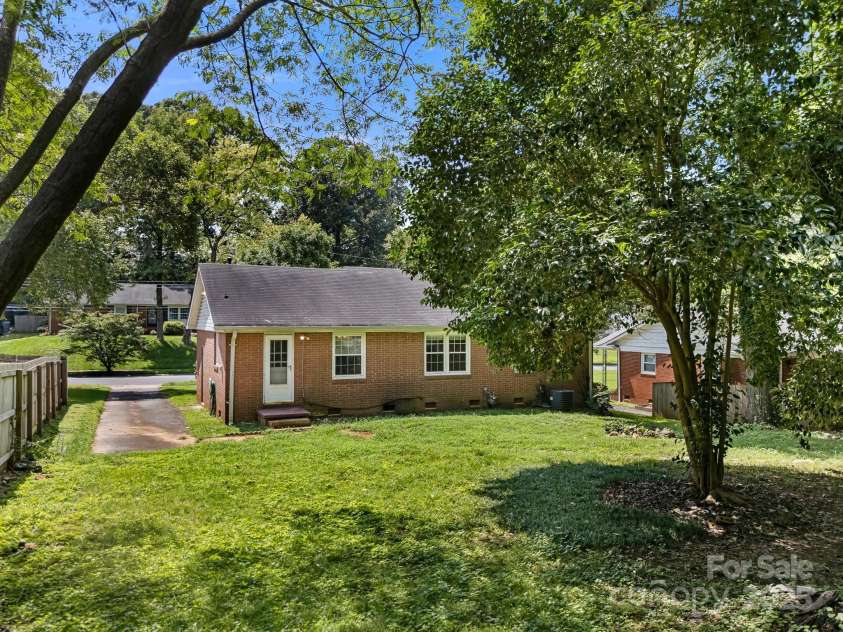 1429 Tarrington Avenue, Charlotte, NC 28205.  MLS# CAR4294038, YatesRealty ID 35107. 