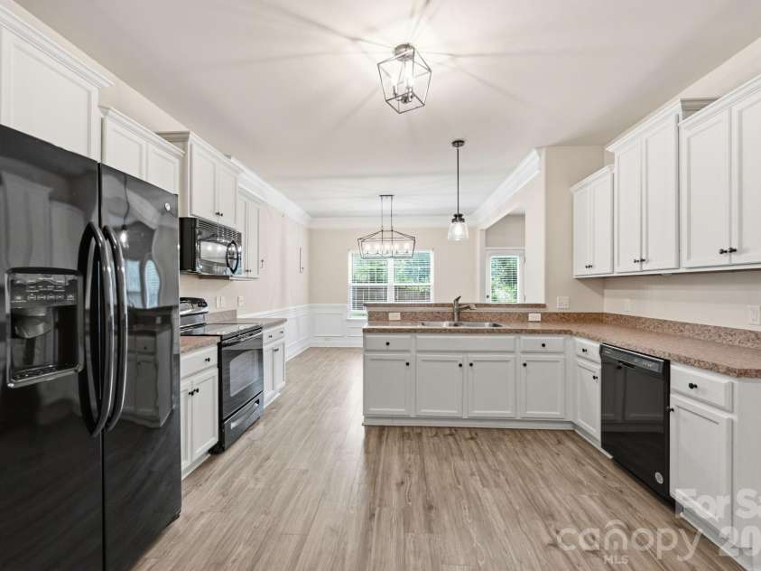 7820 Rockland Drive, Charlotte, NC 28213.  MLS# CAR4395155, YatesRealty ID 35108. 