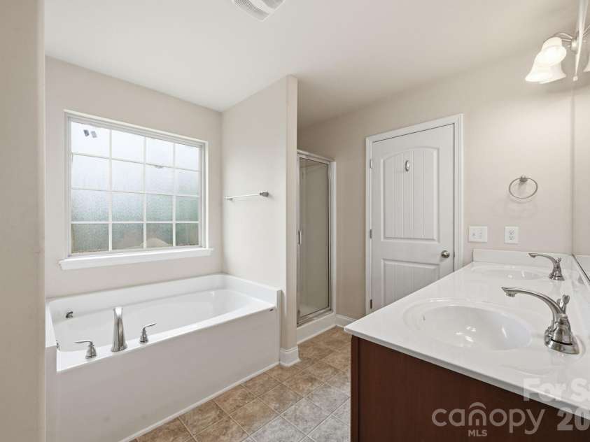 7820 Rockland Drive, Charlotte, NC 28213.  MLS# CAR4395155, YatesRealty ID 35108. 
