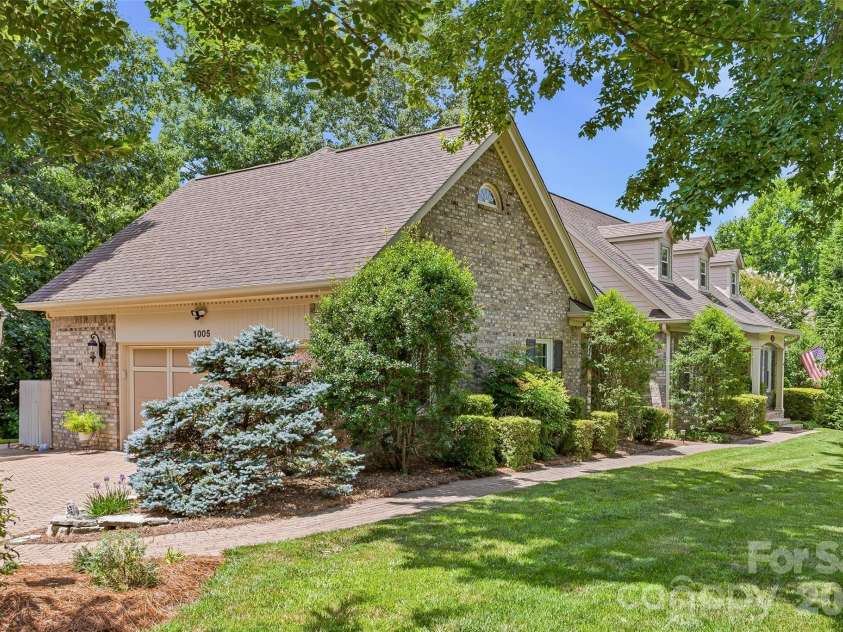 1005 Windsor Drive, Asheville, NC 28803.  MLS# CAR4399959, YatesRealty ID 35109. 