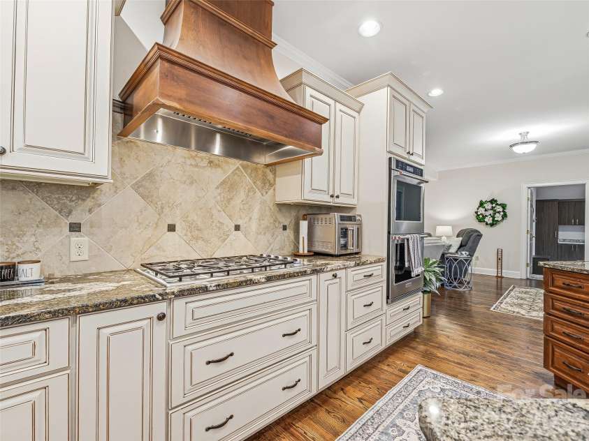 1005 Windsor Drive, Asheville, NC 28803.  MLS# CAR4399959, YatesRealty ID 35109. 