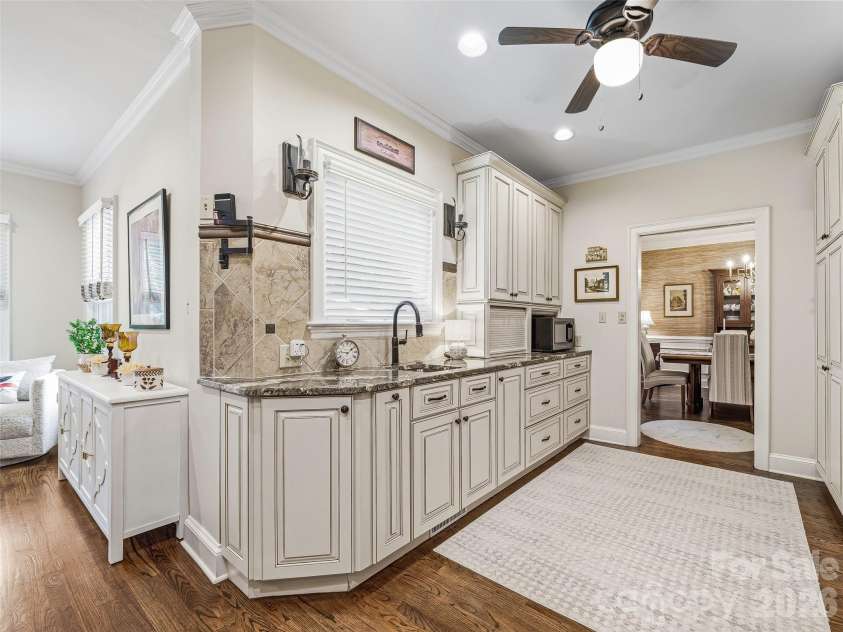 1005 Windsor Drive, Asheville, NC 28803.  MLS# CAR4399959, YatesRealty ID 35109. 