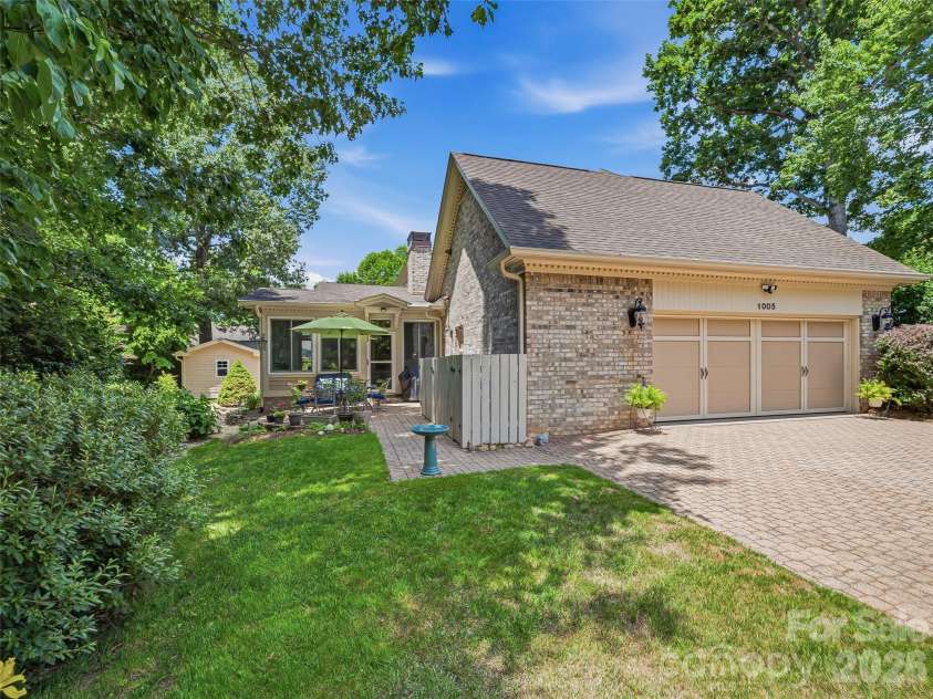 1005 Windsor Drive, Asheville, NC 28803.  MLS# CAR4399959, YatesRealty ID 35109. 