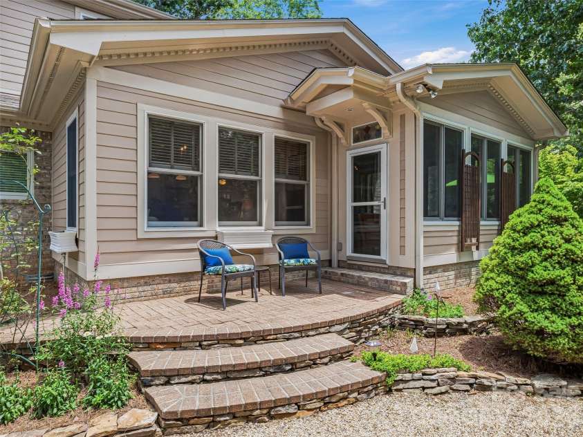 1005 Windsor Drive, Asheville, NC 28803.  MLS# CAR4399959, YatesRealty ID 35109. 