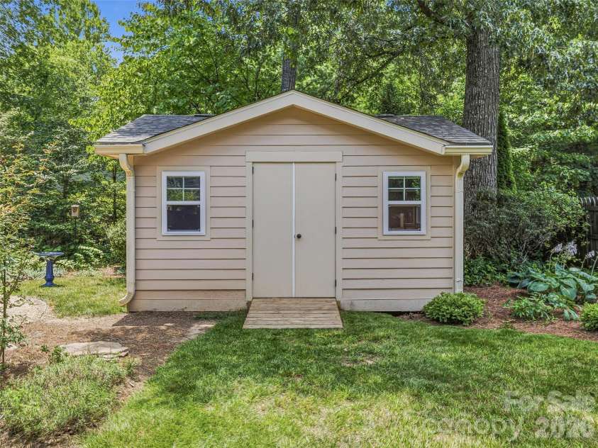 1005 Windsor Drive, Asheville, NC 28803.  MLS# CAR4399959, YatesRealty ID 35109. 