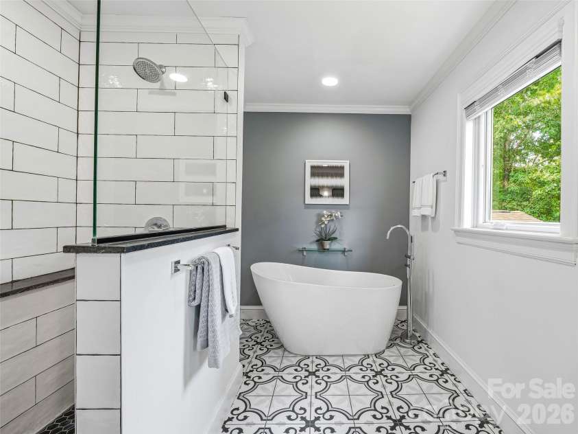 1005 Windsor Drive, Asheville, NC 28803.  MLS# CAR4399959, YatesRealty ID 35109. Primary Bathroom (upstairs)