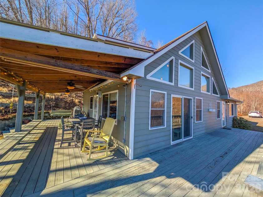 305 Majestic Mountain Drive, Burnsville, NC 28714.  MLS# CAR4336444, YatesRealty ID 3511. 