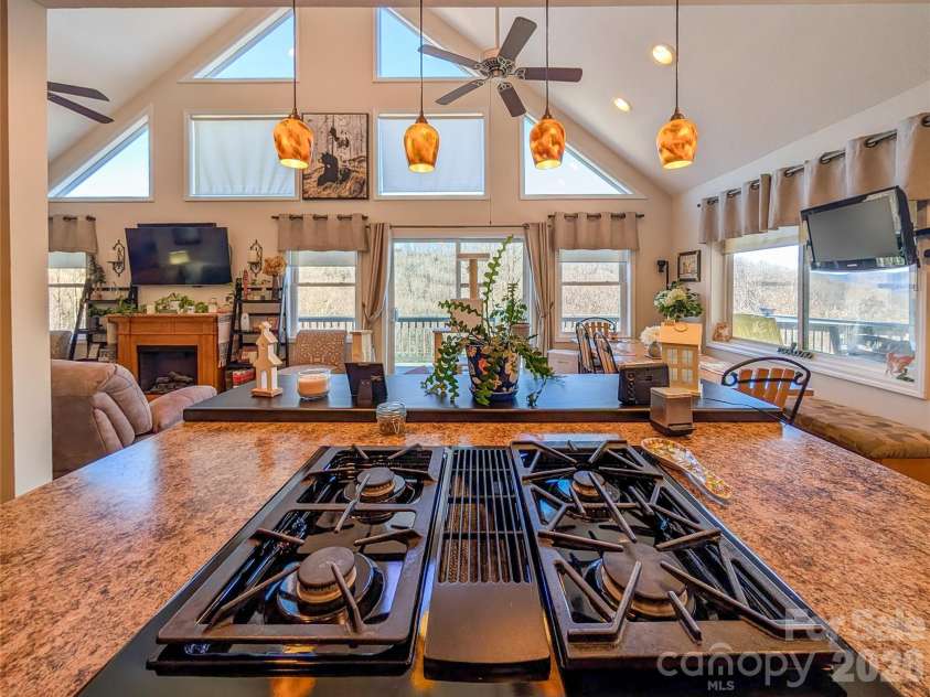 305 Majestic Mountain Drive, Burnsville, NC 28714.  MLS# CAR4336444, YatesRealty ID 3511. 