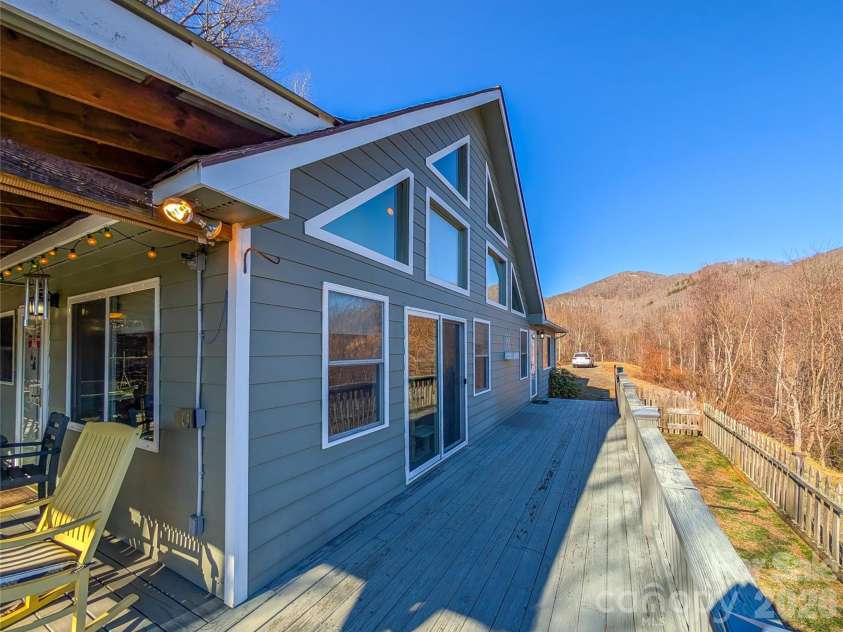 305 Majestic Mountain Drive, Burnsville, NC 28714.  MLS# CAR4336444, YatesRealty ID 3511. 