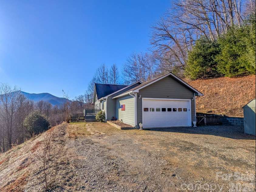 305 Majestic Mountain Drive, Burnsville, NC 28714.  MLS# CAR4336444, YatesRealty ID 3511. 