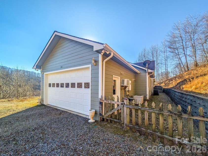 305 Majestic Mountain Drive, Burnsville, NC 28714.  MLS# CAR4336444, YatesRealty ID 3511. 