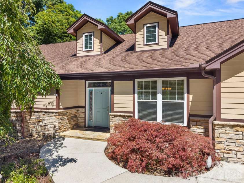 25 Linden Turn, Hendersonville, NC 28739.  MLS# CAR4387037, YatesRealty ID 35110. 