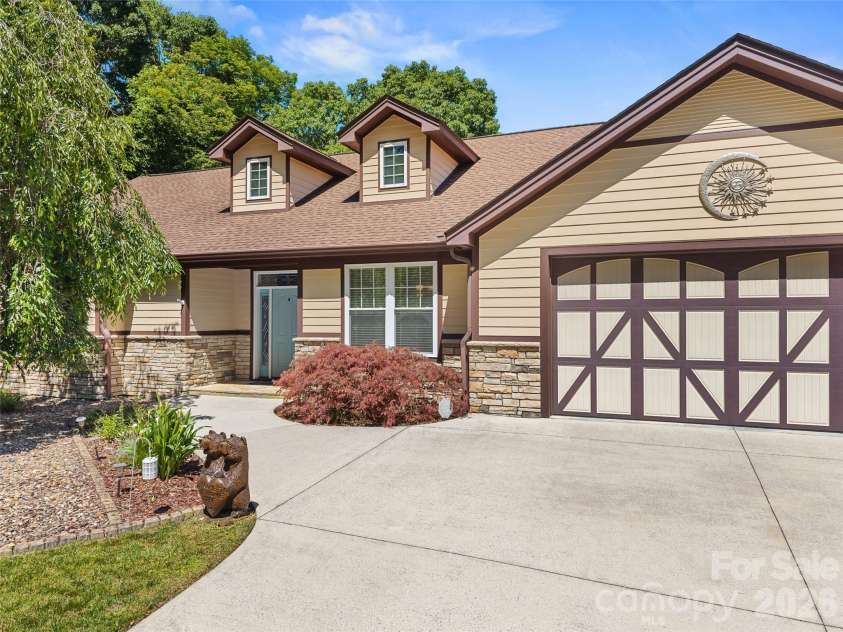 25 Linden Turn, Hendersonville, NC 28739.  MLS# CAR4387037, YatesRealty ID 35110. 