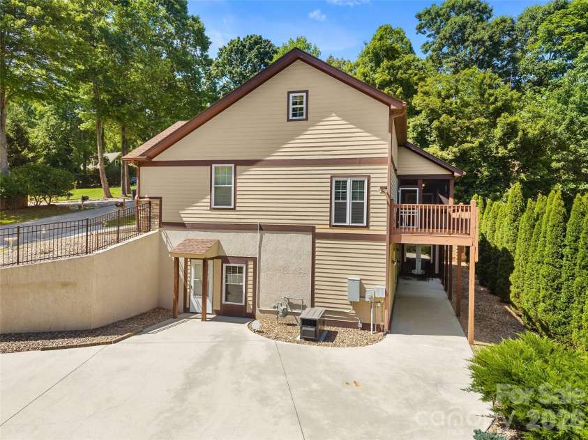25 Linden Turn, Hendersonville, NC 28739.  MLS# CAR4387037, YatesRealty ID 35110. 