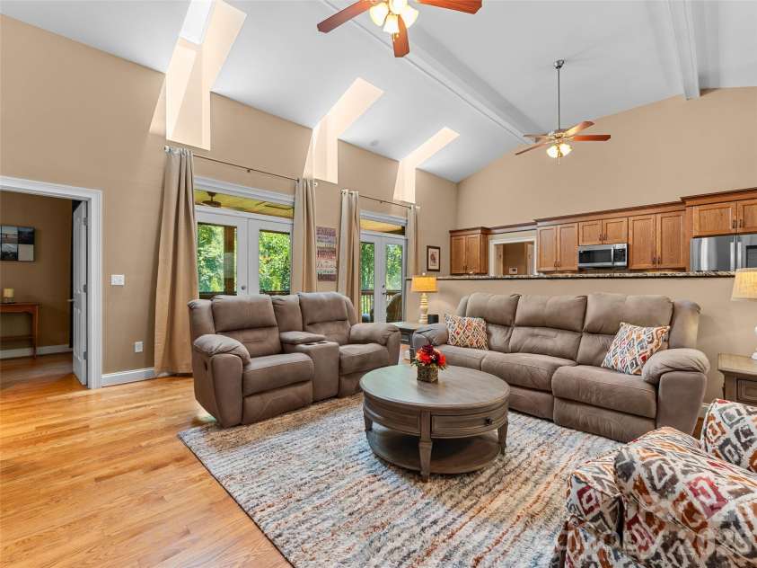 25 Linden Turn, Hendersonville, NC 28739.  MLS# CAR4387037, YatesRealty ID 35110. 