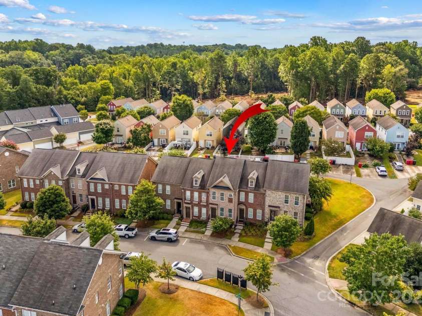 15879 Sharon Dale Drive, Davidson, NC 28036.  MLS# CAR4286571, YatesRealty ID 35111. Plenty of sidewalks and close to LKN area attractions. Quiet street.