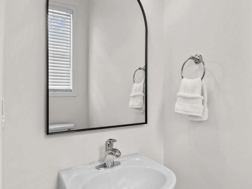 15879 Sharon Dale Drive, Davidson, NC 28036.  MLS# CAR4286571, YatesRealty ID 35111. Powder room.