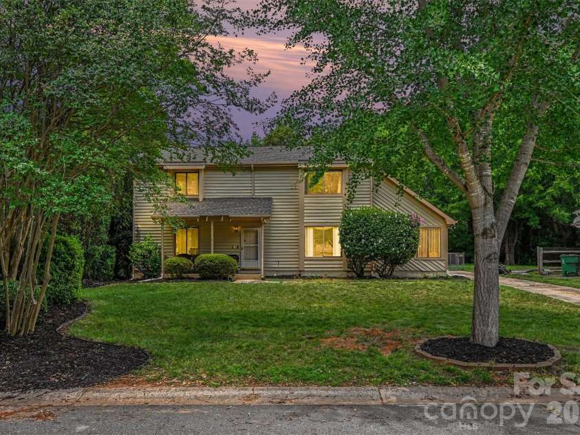 611 Mattingwood Drive, Charlotte, NC 28270.  MLS# CAR4390853, YatesRealty ID 35112. 