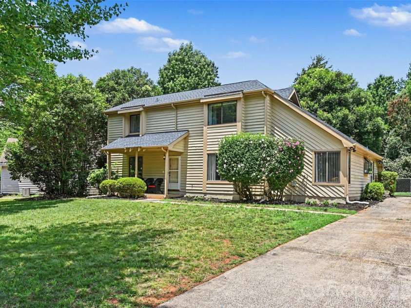 611 Mattingwood Drive, Charlotte, NC 28270.  MLS# CAR4390853, YatesRealty ID 35112. 