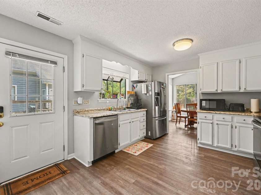 611 Mattingwood Drive, Charlotte, NC 28270.  MLS# CAR4390853, YatesRealty ID 35112. 