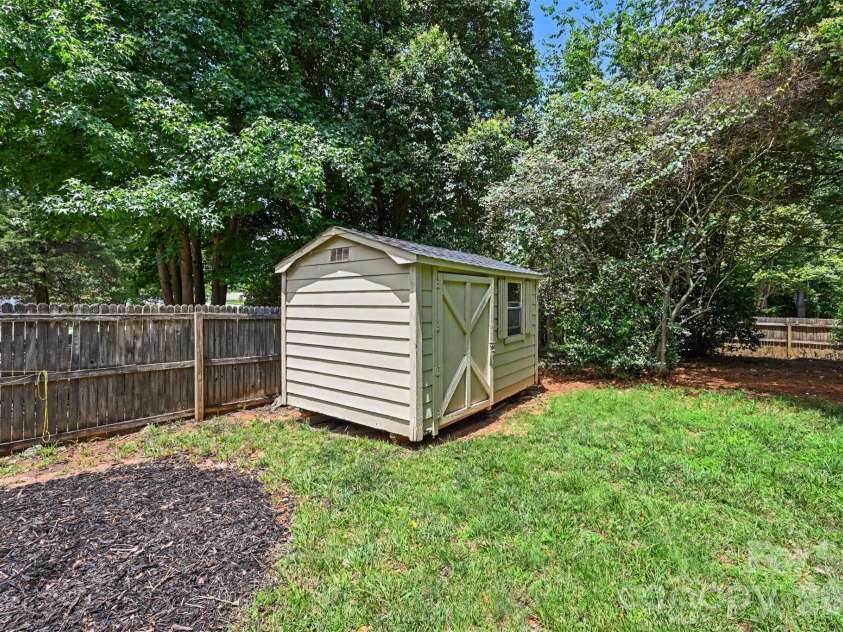 611 Mattingwood Drive, Charlotte, NC 28270.  MLS# CAR4390853, YatesRealty ID 35112. 