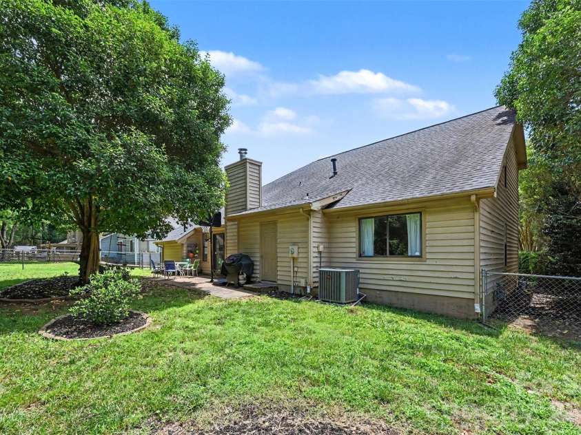 611 Mattingwood Drive, Charlotte, NC 28270.  MLS# CAR4390853, YatesRealty ID 35112. 