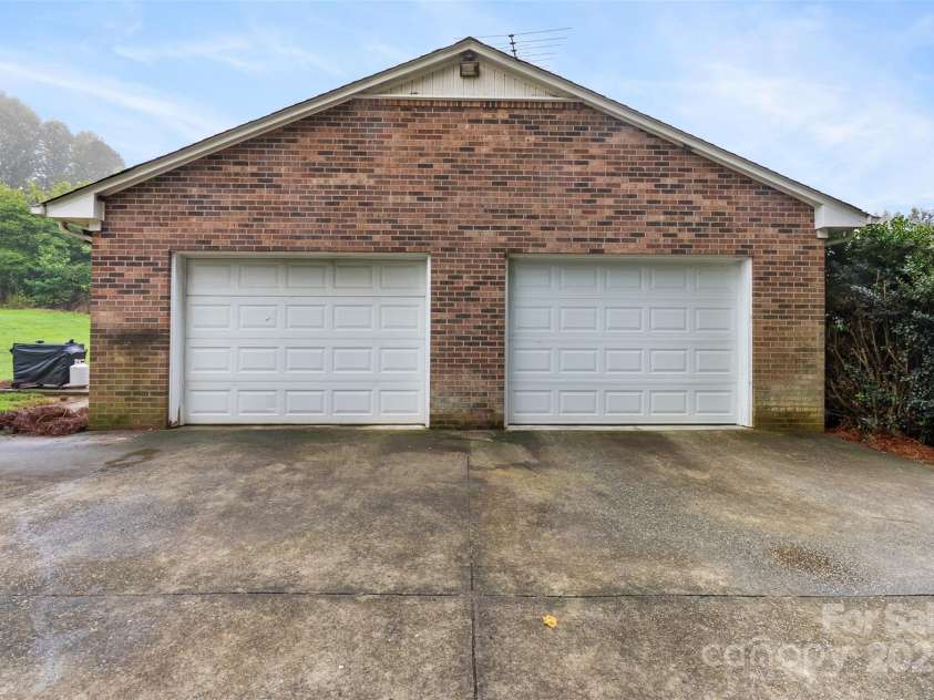 3751 Thomasville Road, Winston Salem, NC 27107.  MLS# CAR4292172, YatesRealty ID 35115. 