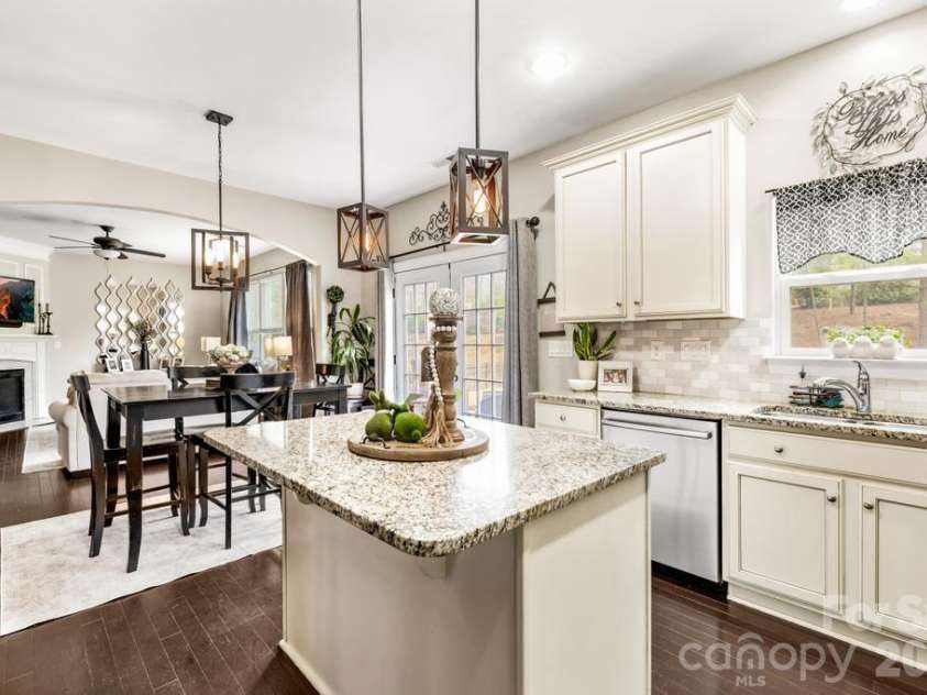 1007 Hamil Ridge Drive, Waxhaw, NC 28173.  MLS# CAR4374498, YatesRealty ID 35117. 