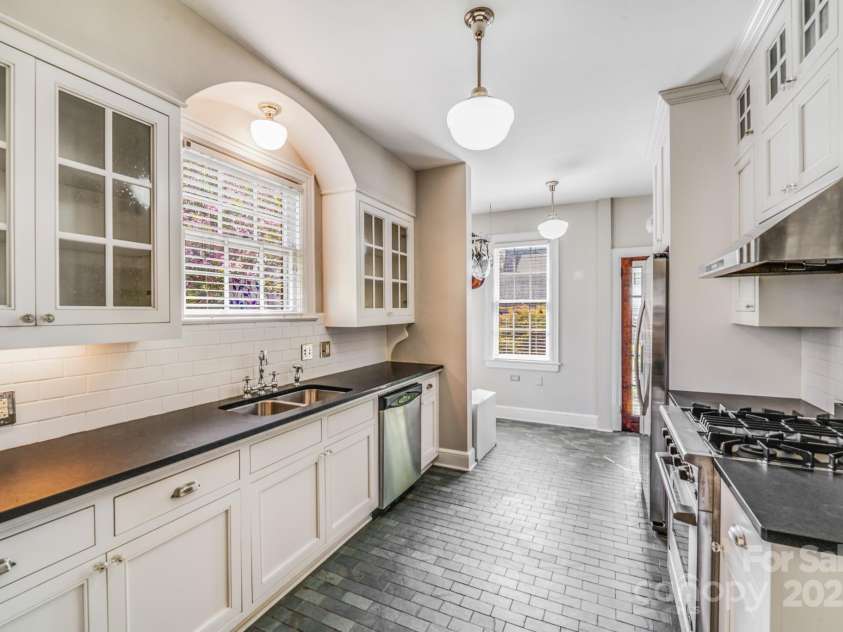 2928 Park Road, Charlotte, NC 28209.  MLS# CAR4279350, YatesRealty ID 35117. 