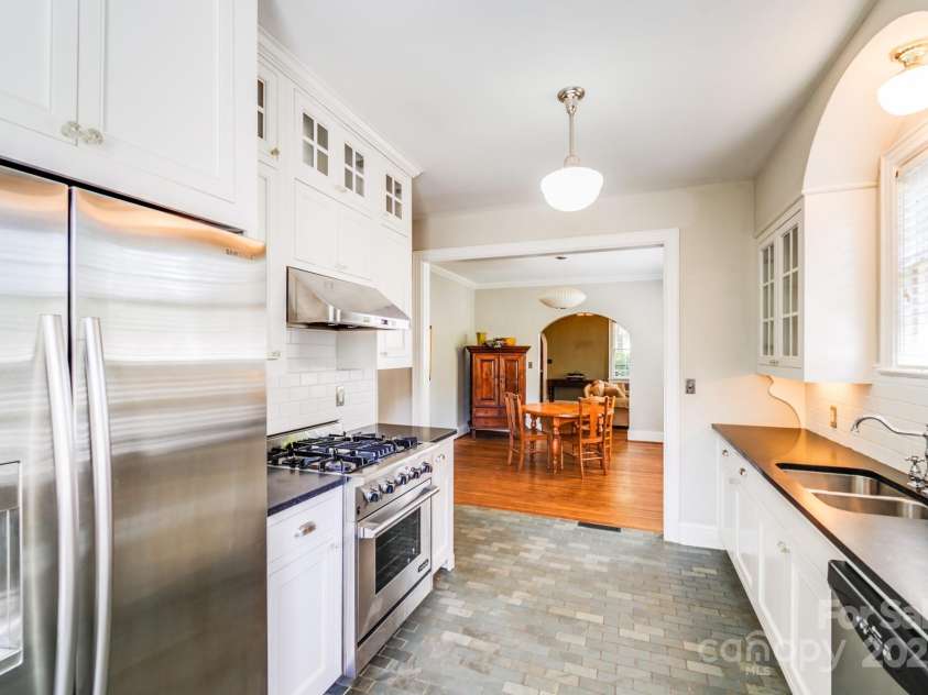 2928 Park Road, Charlotte, NC 28209.  MLS# CAR4279350, YatesRealty ID 35117. 
