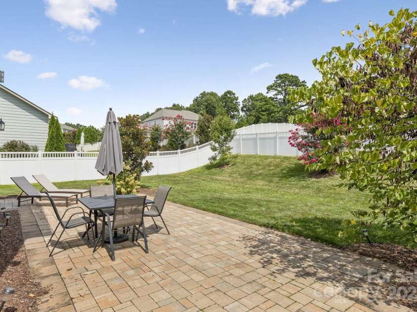 5034 Stonehill Lane, Matthews, NC 28104.  MLS# CAR4297218, YatesRealty ID 35118. 