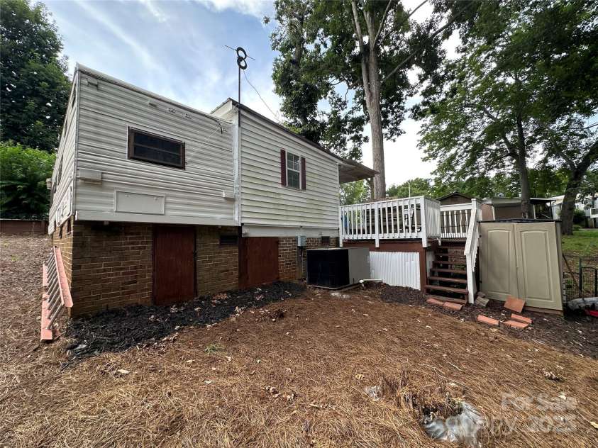 105 Marina Lane, New London, NC 28127.  MLS# CAR4276987, YatesRealty ID 3512. 