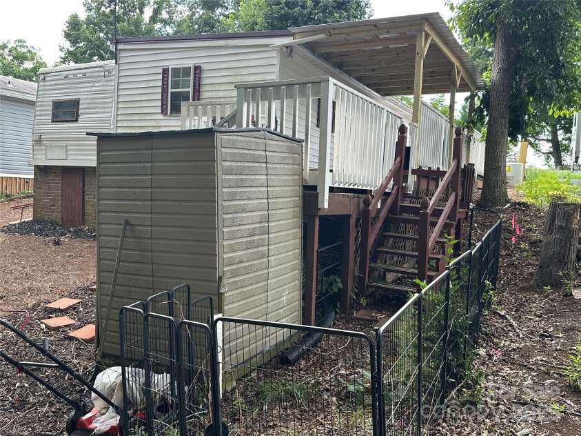 105 Marina Lane, New London, NC 28127.  MLS# CAR4276987, YatesRealty ID 3512. 